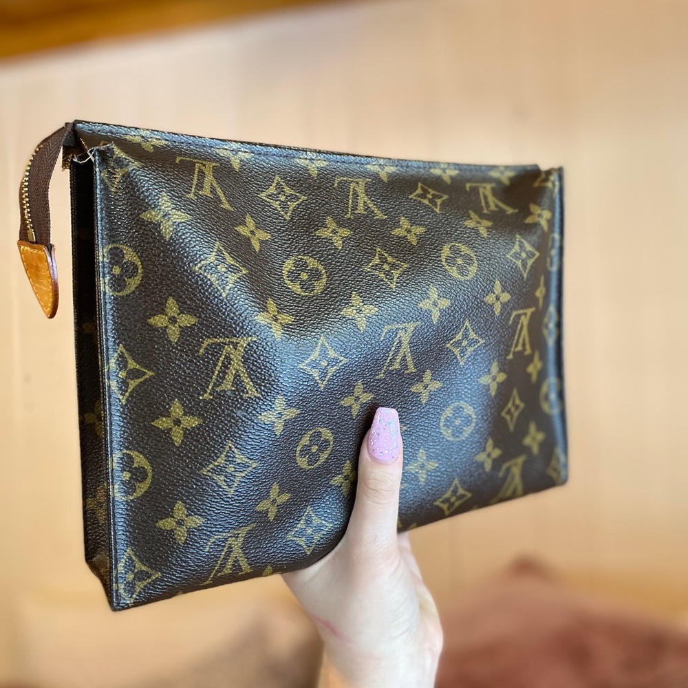 Louis Vuitton toiletry 26